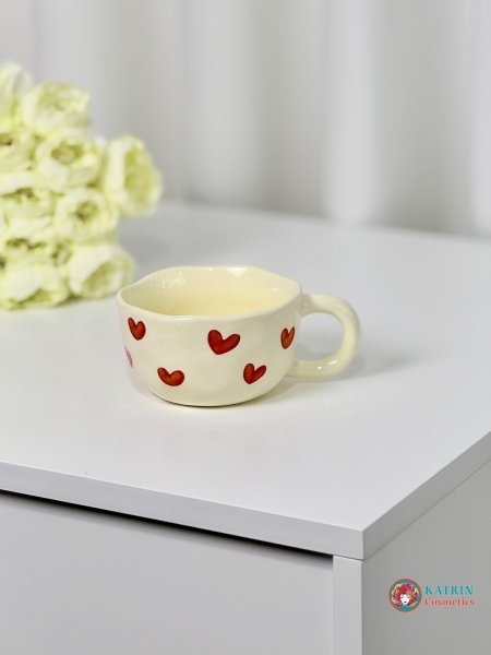 كوب قلوب حمراء