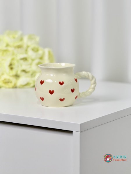 كوب قلوب حمراء