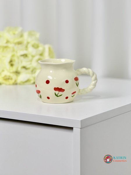 كوب ورد مع نقاط حمراء