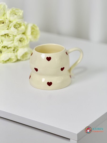 كوب قلوب حمراء