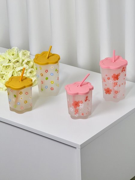 أكواب زجاج مورد مع غطاء