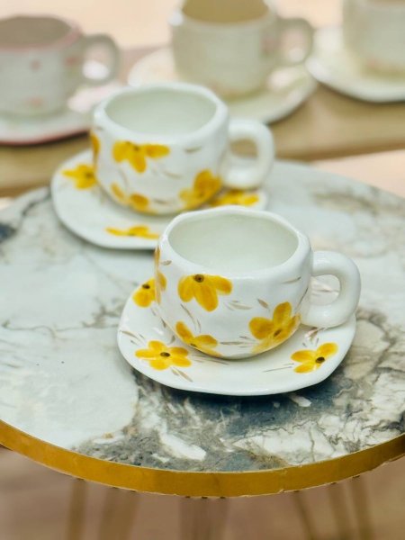 كوب هاند ميد ورد أصفر مع صحن 🌼